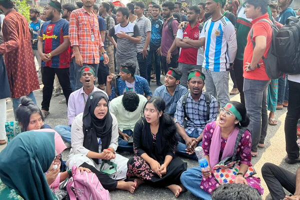 রাজধানীর বিভিন্ন পয়েন্টে সাত কলেজ শিক্ষার্থীদের সড়ক অবরোধ