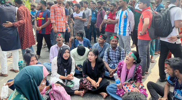 রাজধানীর বিভিন্ন পয়েন্টে সাত কলেজ শিক্ষার্থীদের সড়ক অবরোধ